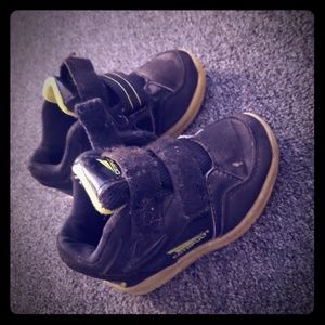 Size 7 boys sneakers